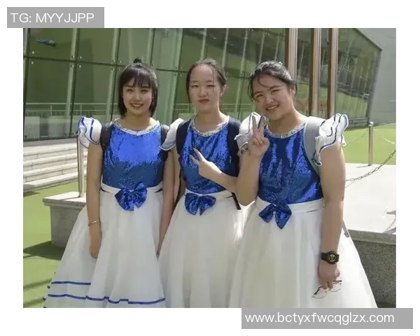 足球明星与女生亲密合照展现青春活力与运动魅力的完美瞬间 足球明星与女生亲密合照展现青春活力与运动魅力的完美瞬间